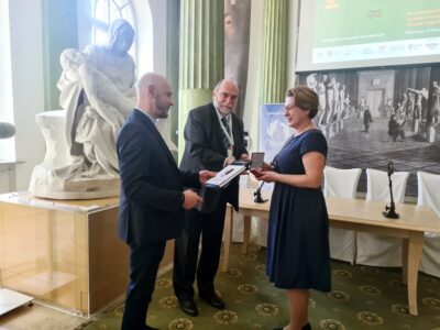 Szkoła Podstawowa nr 7 o udziale w konferencji i medalu dla pani dyrektor