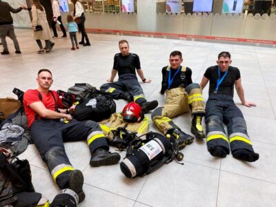 W Sky Tower Run pobiegli nasi strażacy. Mieli do pokonania 49 pięter