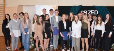 Czwartoklasiści z II LO nagrodzeni za naukę oraz osiągnięcia sportowe [NAZWISKA]