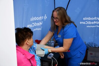 Badania i porady specjalistów na Rynku w Oleśnicy. Zapraszamy do białego miasteczka [ZDJĘCIA]