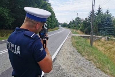 Uwaga na drodze! Oleśniccy policjanci apelują o ostrożność w trudnych warunkach pogodowych