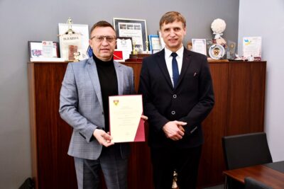 Nowy-stary dyrektor w szkole we Wszechświętem