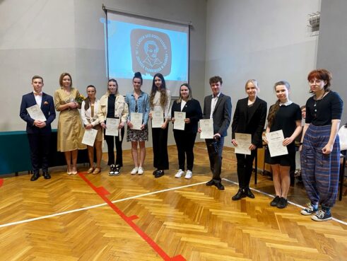 gala-slowakabUSX7kUg