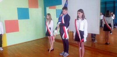 Przekazali sztandar szkoły młodszym kolegom