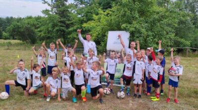 Sportowa natura. TJ Football Academy zaprosił na leśny trening dzieci i rodziców
