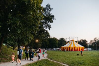 Kto chce pomóc w rozstawianiu namiotu cyrkowego?