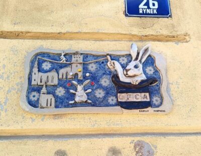 Pierwsza płaskorzeźba królika trafiła na fasadę budynku