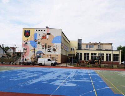Barwny mural ozdobił szkolny budynek. Jego autorem jest oleśnicki artysta  [ZDJĘCIA]