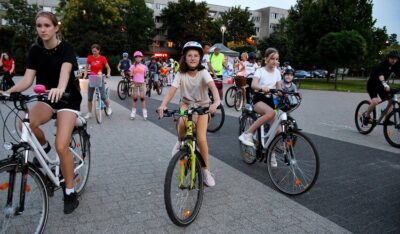 Na rolkach, hujalnogach i rowerach nocą przez Oleśnicę [ZDJĘCIA]