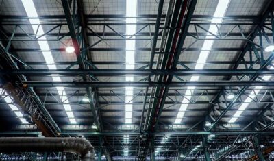 Oświetlenie przemysłowe: jak lampy przemysłowe wpływają na efektywność i bezpieczeństwo w miejscu pracy