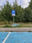 Ulica Przemysłowa z zarośniętym poboczem i śmieciami