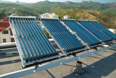 Ciepła woda bez ograniczeń: jak kolektory słoneczne wspomagają systemy podgrzewania