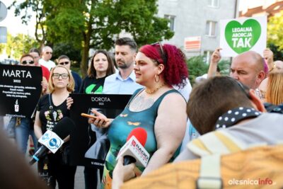 „Nie ma zgody na zastraszanie pacjentek”. Oleśniczanka Rienka Kasperowicz o proteście przed szpitalem na Brochowie