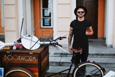 Staszek Król żegna się z oleśnicką bibliotekę