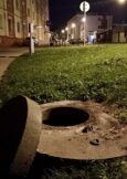 Niezabezpieczona studzienka przy ul. Młynarskiej. Nietrudno o wypadek