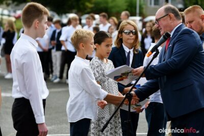Nowy rok szkolny i stypendia dla uczniów szóstki [ZDJĘCIA]
