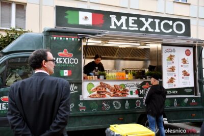 Jeszcze dzisiaj żarciowozy parkują w oleśnickim rynku [ZDJĘCIA]