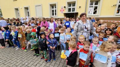 Charytatywny bieg w piżamie w Szkole Podstawowej Gminy Oleśnica [ZDJĘCIA]