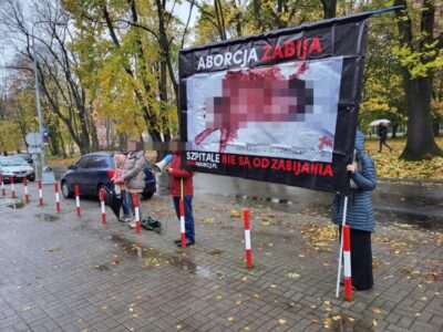 Znów odmawiali różaniec przed szpitalem