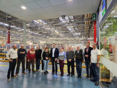 Seniorzy z wizytą w GKN Automotive