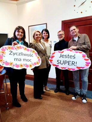 !!dzien-zyczliwości404339346_740067541488403_2630066676200167482_n