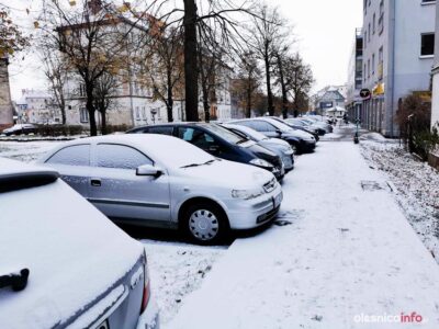 Nieodśnieżenie samochodu przed jazdą grozi wysokim mandatem