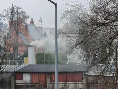 Dymna zasłona nad oleśnickimi stawami. Urząd odpowiada: „Kontroli nie było, bo nikt nie dzwonił”