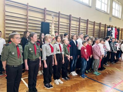 Szkoła do hymnu. Piękna akcja w oleśnickiej szóstce [ZDJĘCIA]