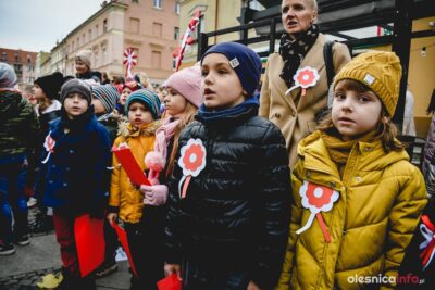 Oleśnickie przedszkolaki śpiewały hymn na rynku [ZDJĘCIA]