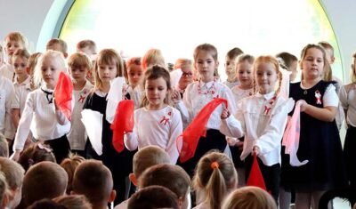 Przedszkolaki z Dobroszyc na uroczystej akademii z okazji Narodowego Święta Niepodległości