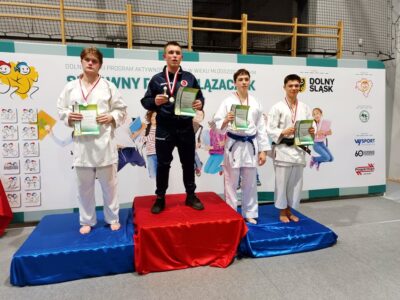 Sześć medali na młodych karateków z Oleśnicy