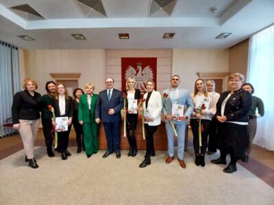 Awanse oleśnickich nauczycieli. Uroczystość w ratuszu