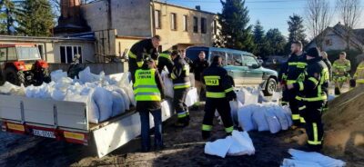 Poziom wody w Widawie coraz wyższy. Strażacy zabezpieczają mieszkańców
