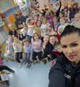 Policjantka rozmawiała z dziećmi o bezpiecznych feriach