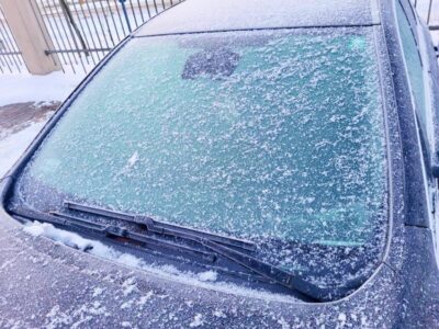Policja przypomina o usuwaniu lodu i śniegu z samochodu