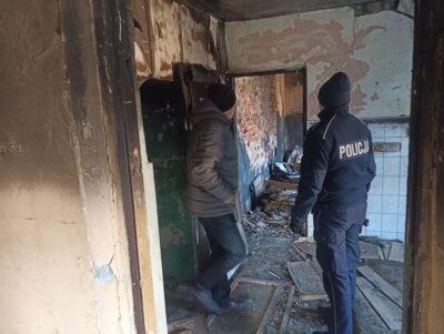 Policjanci i pomoc społeczna sprawdzają pustostany i nakłaniają bezdomnych do korzystania z ogrzewalni