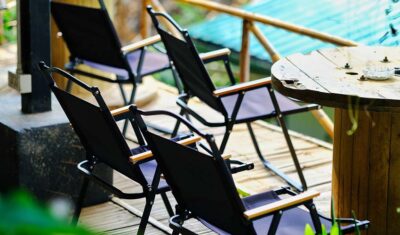 Krzesła składane na balkon –  jak je wykorzystać do optymalnej funkcjonalności?