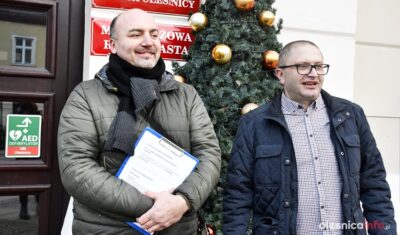 Opozycja krytykuje sposób przeprowadzenia naborów i pyta o zatrudnienie radnego w bibliotece