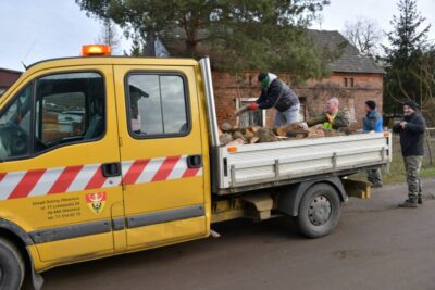 Gmina dostarcza drewno na opał potrzebującym rodzinom