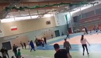 Rodzic wtargnął na boisko i zaczął szarpać siedmiolatka. Awantura na meczu [WIDEO]