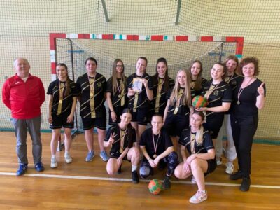 Drużyna dziewcząt z ZSZ w Oleśnicy mistrzem piłki ręcznej w powiecie