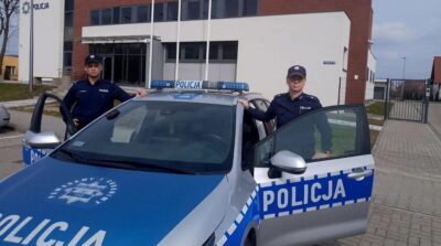 Sycowscy policjanci pomogli niepełnosprawnej dziewczynce. Samochód, którym jechała do szpitala, utknął w korku