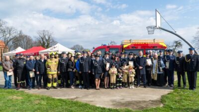 Oficjalne przekazanie nowego samochodu strażakom z Gorzesławia
