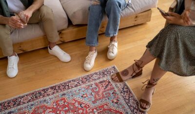 Modne kreacje damskie do pracy i na co dzień – jak wykorzystać espadryle w modowych stylizacjach?