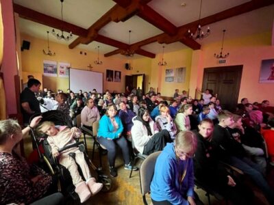 Sztuka jako narzędzie rozwoju. Projekt „Sztuka bez Granic” w Dobroszycach