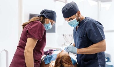 Kariera w branży medycznej – czy jest możliwa bez studiów? Odkryj przyszłościowe kierunki w szkole policealnej GoWork!