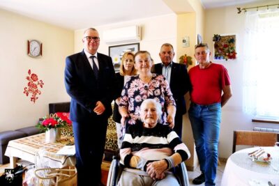 Burmistrz z wizytą u stulatki Anieli Kołeckiej
