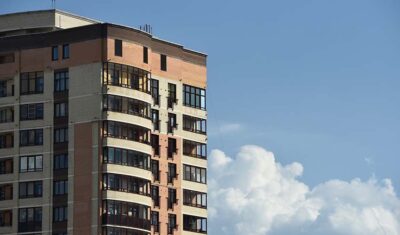 Jak zmiany rynkowe wpływają na decyzje zakupowe w sektorze nieruchomości?