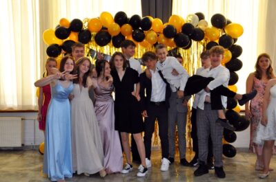 Ósmoklasiści z czwórki na balu [ZDJĘCIA]