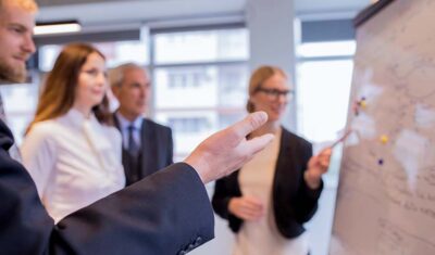 Jak firma szkoleniowa może poprawić kompetencję Twojego zespołu?